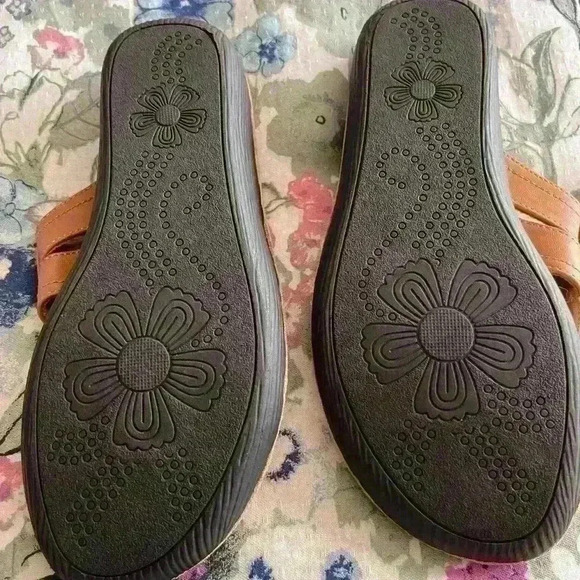 Women’s Cliff’s sandals size 8. never worn.​ - Picture 3 of 4